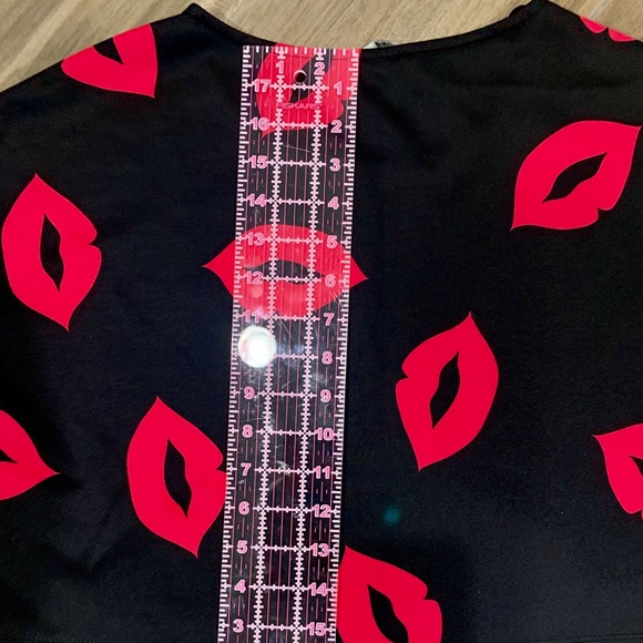 Black Crop Top with Hot Pink Lips 👄 - Picture 4 of 6